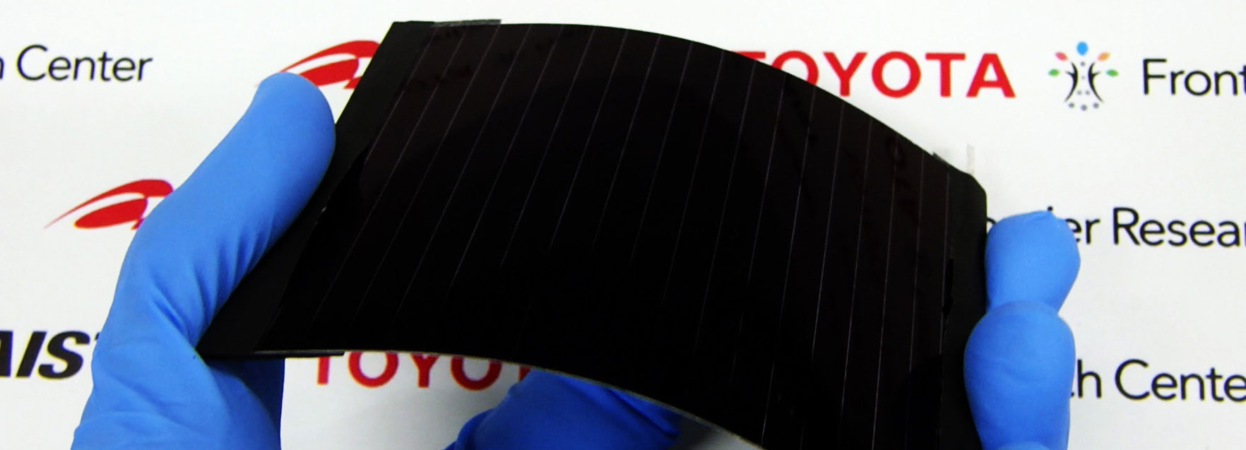 The flexible CIS solar cell mini-module that has joint-researched with Toyota and the National Institute of Advanced Industrial Science and Technology (AIST).